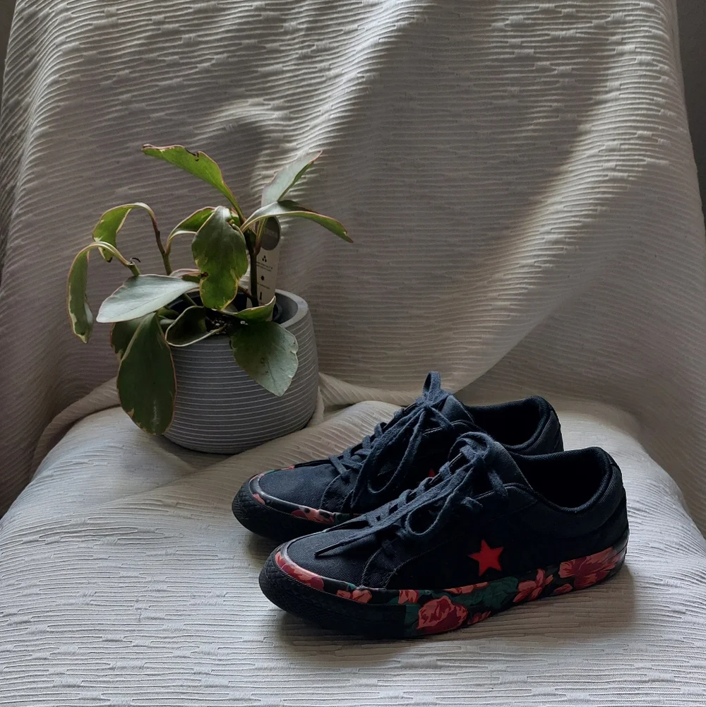 Black and Red Converse Sneakers Size 4 - Picture 3 of 13